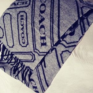 Reversible coach scarf